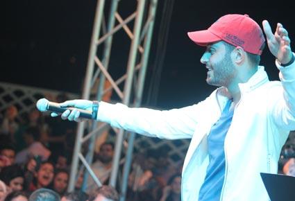 سعد رمضان يحدث ضجة في طرابلس ويخترق المسرح ب" فيراري"